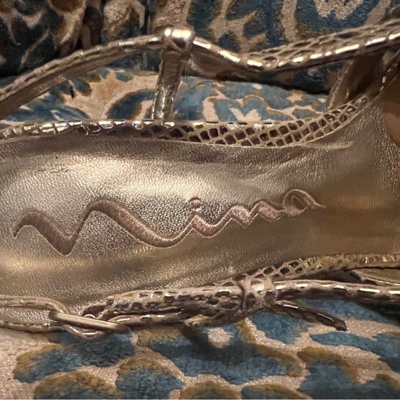 Beautiful limited edition Nina gold sandals size 8 - Picture 4 of 5